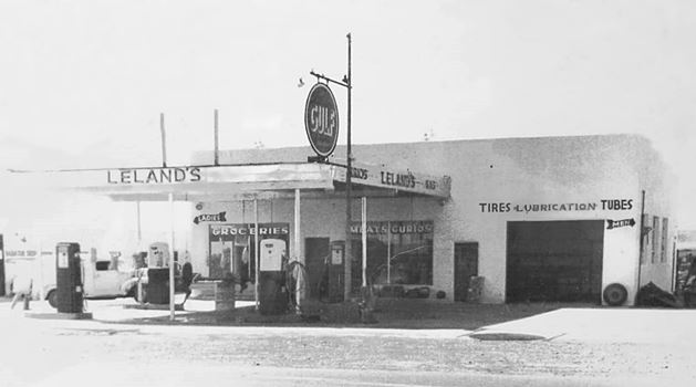 vintage 1940s black and white picture of a Gulf gas station