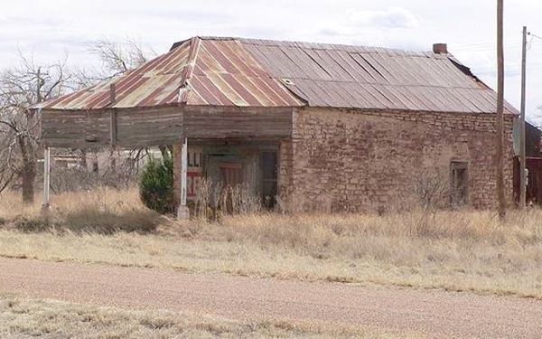 Abandoned Route 66 Service Station and post office in Newkirk, NM