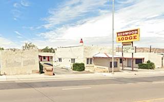 2022 color view, motel U-layout, office in the middle, yellow and red neon sign, US 66 runs in front