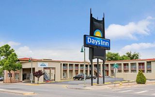 Motel, cars, black neon sigh, L-shaped layout, on a corner