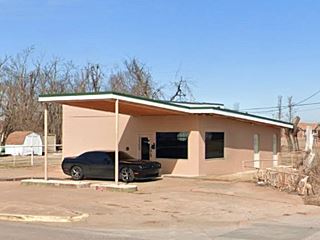 Old Don’s Conoco nowadays former Conoco station, flat roof, office, service bays. Route 66