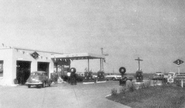 black and white picture of a D-X gas station
