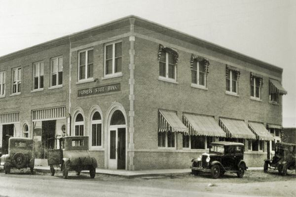 1920s black and white photo of the Farmers Bank, and cars in Bethany