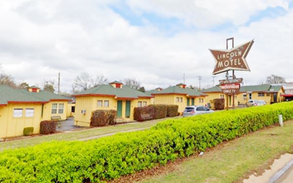 cabins and neon sign of Lincoln motel