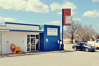 Lion statue and clock on corner, Canute US66