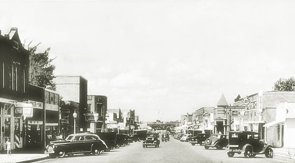 black and white picture o Main St. in Stroud in 1946