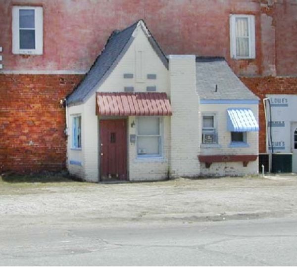 former cottage style gas station in 2002