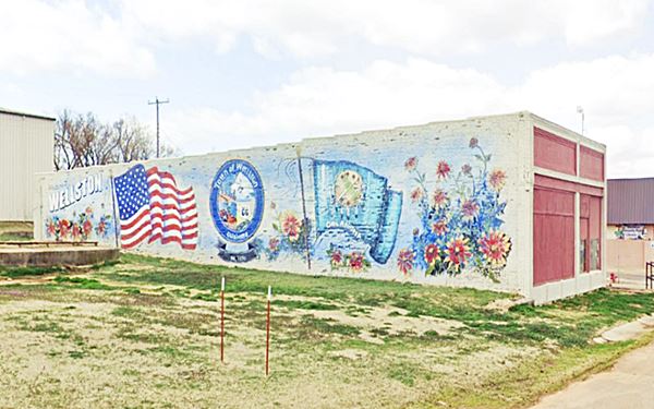 Mural painted on wall next to Route 66