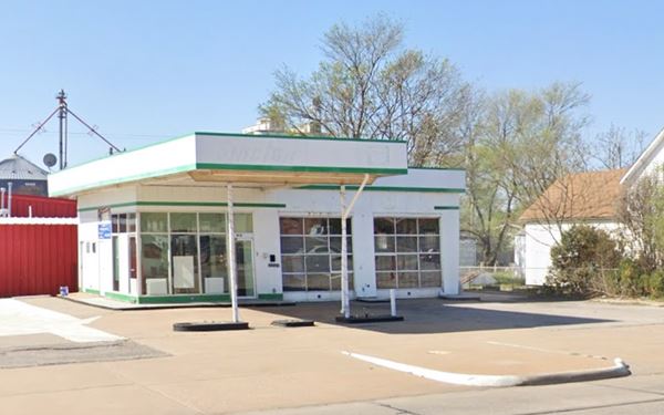 Sinclair box shaped gas station