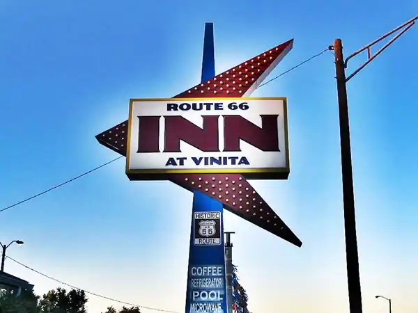Dusk view of Googie style neon sign