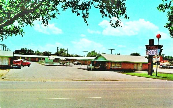 1960s postcard of the motel and Route 66