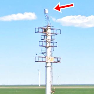 neon sign of Groom fuel stop Route 66 Groom's Fuel Stop neon sign with mini-tower on tip