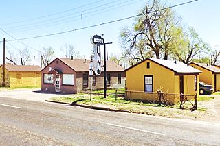 Woods Inn, Route 66 Amarillo nowadays well kept yellow motel cabins facing Route 66